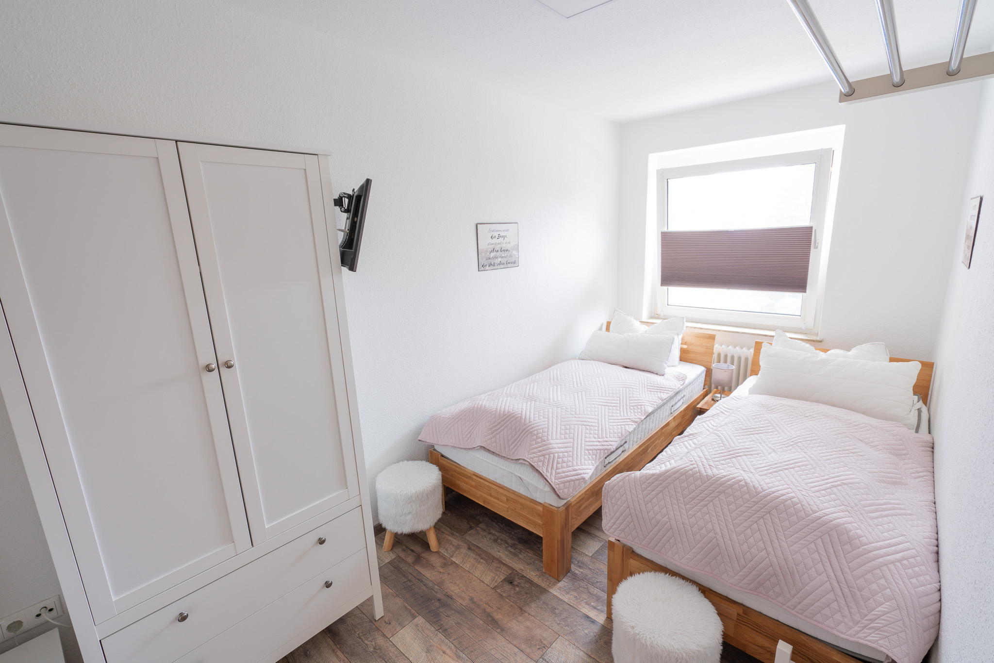 Schlafzimmer mit zwei Einzelbetten